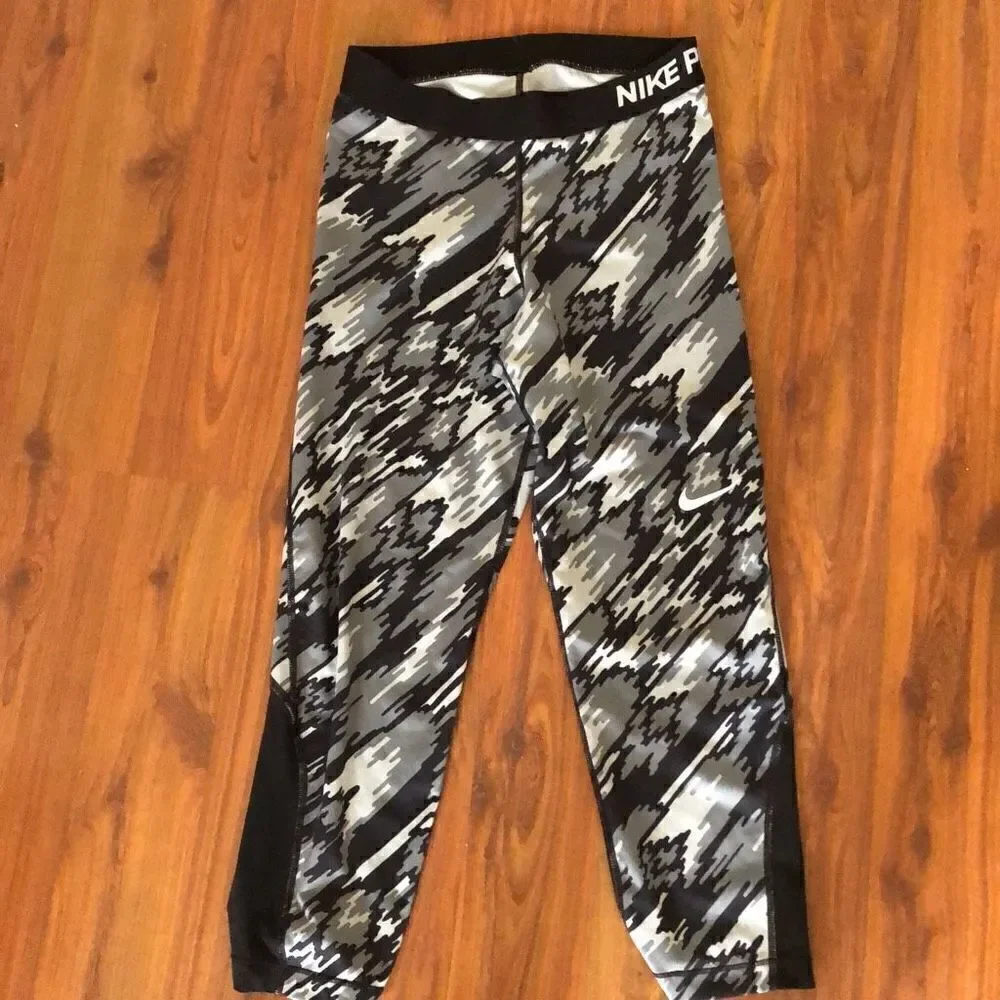 Nike Pro Black and gray camouflage Capri leggings exercise fitness pants size M